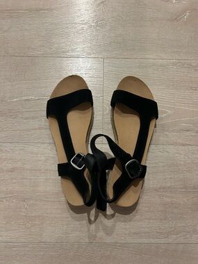 Lucky Brand Black T-Strap Suede Sandals